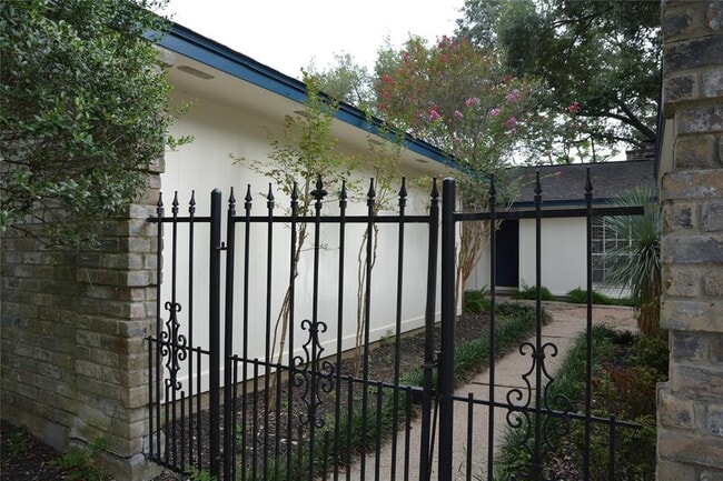 Building Photo - 16202 Barcelona Dr