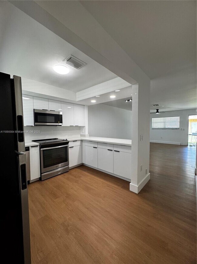 Building Photo - 1460 SW 24th Ct
