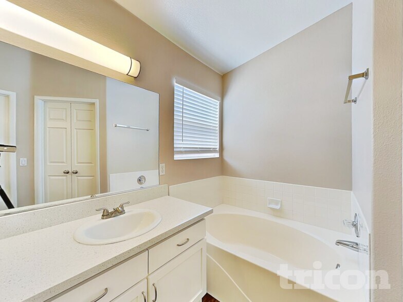 Building Photo - 710 Wolf Lake Ave