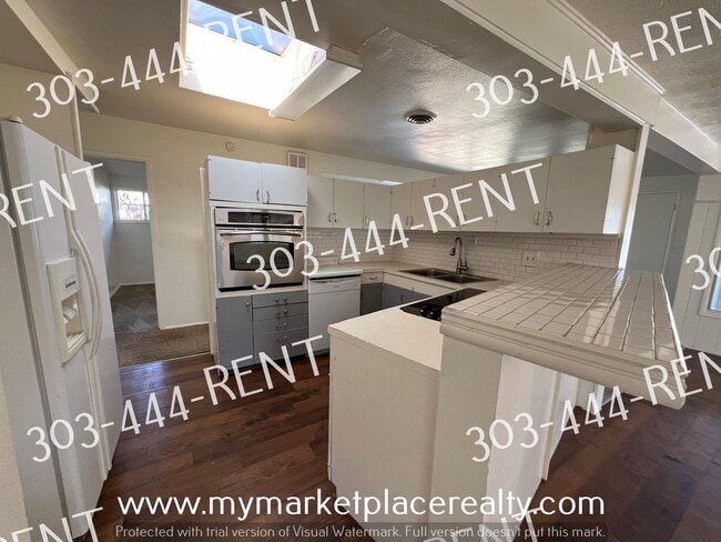 Building Photo - 3 Bedroom and 1.5 Bathrooms in Ranch Style...