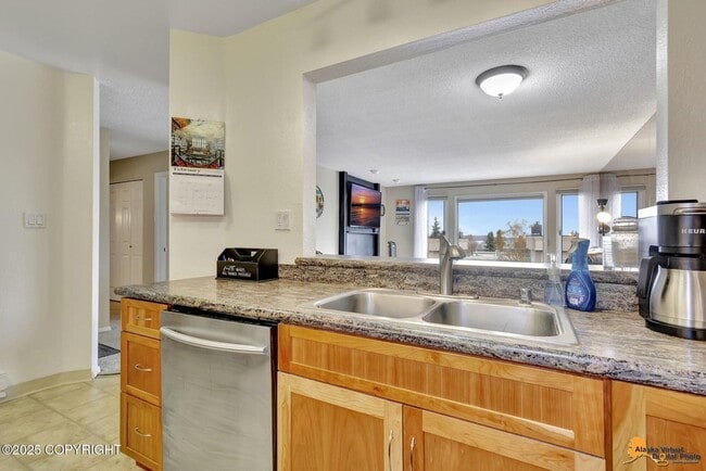 Building Photo - 2bd, 1.5b | Downtown Living With Spectacular Views!