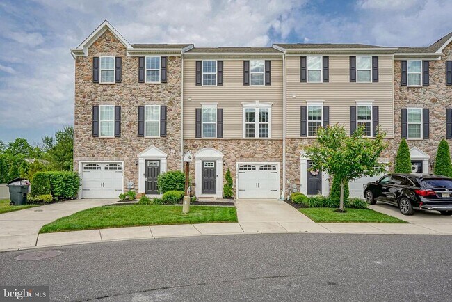 Building Photo - 1048 Regency Pl