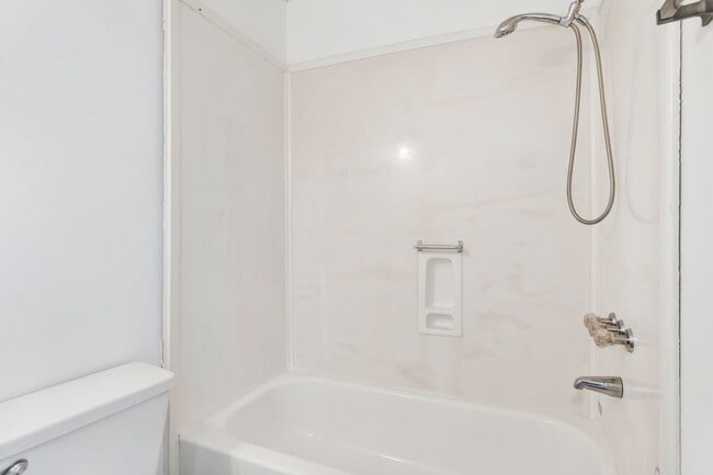 Building Photo - Spacious 2 Bed/2.5 Bath Townhome with 1 Ca...