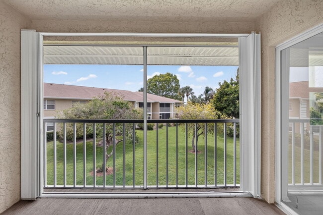 Building Photo - 1536 SE Royal Green Cir