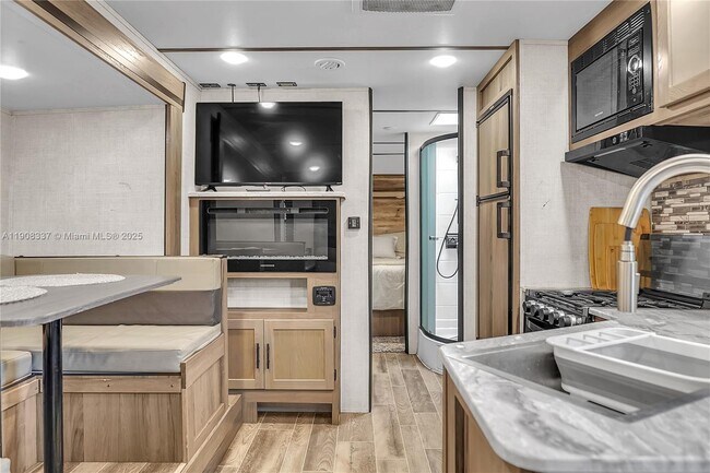 Building Photo - 6036 Polk St