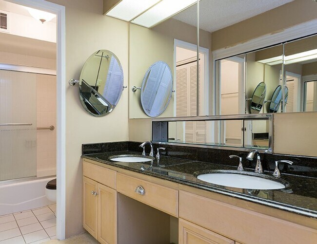 Building Photo - 2 Bedroom Corner Unit with 2 Side-by-Side Covered Parking Stalls in Hawaii Kai