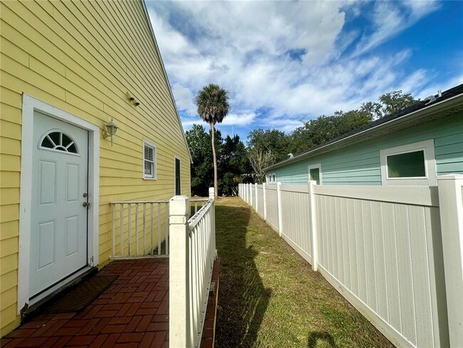 Building Photo - 325 W Jean St