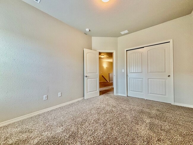 Building Photo - Beautiful 3 bed, 3 bath Townhome in West W...