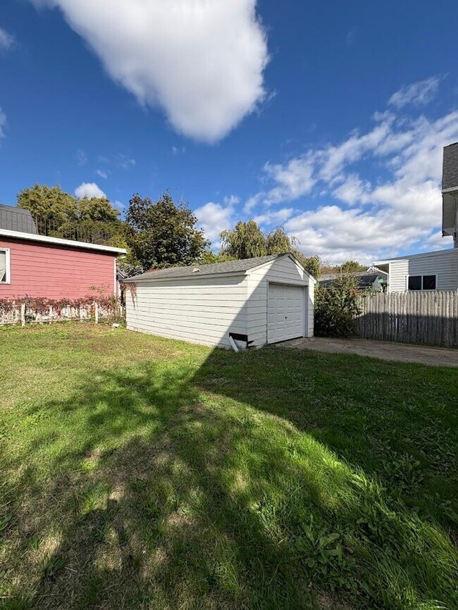 Building Photo - Four bedroom one bathroom home for rent