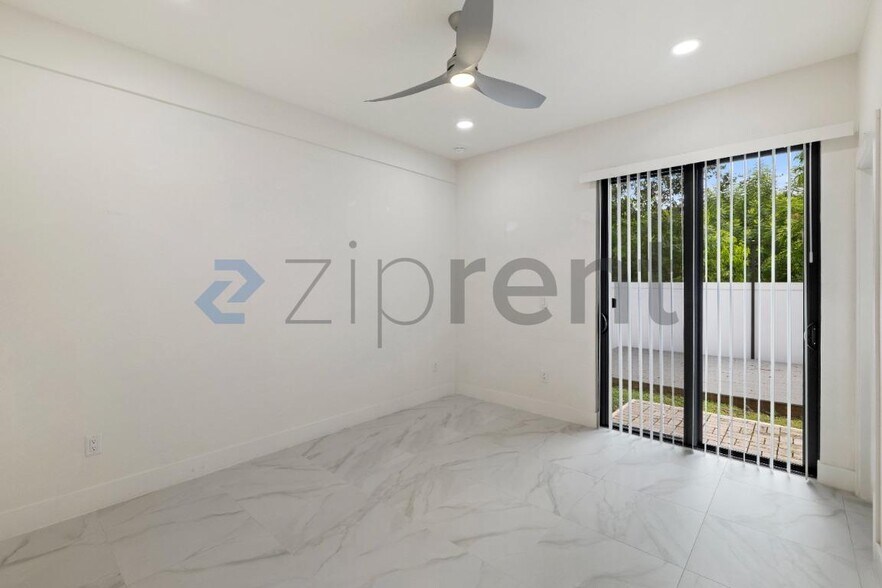 Building Photo - Unit B