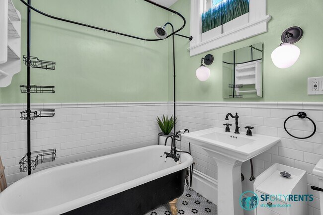 Building Photo - Castro/Eureka Valley: Top Floor Flat w/ in-unit W/D & Shared Yard