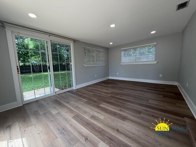 Building Photo - Lovely 3 Bedroom Home in Fort Walton Beach!