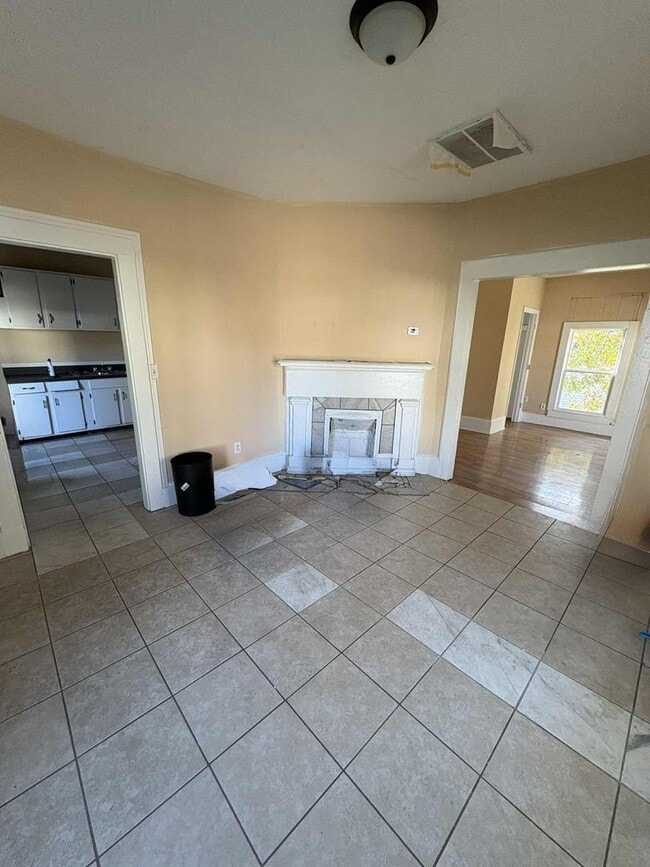 Building Photo - Cozy City Home!