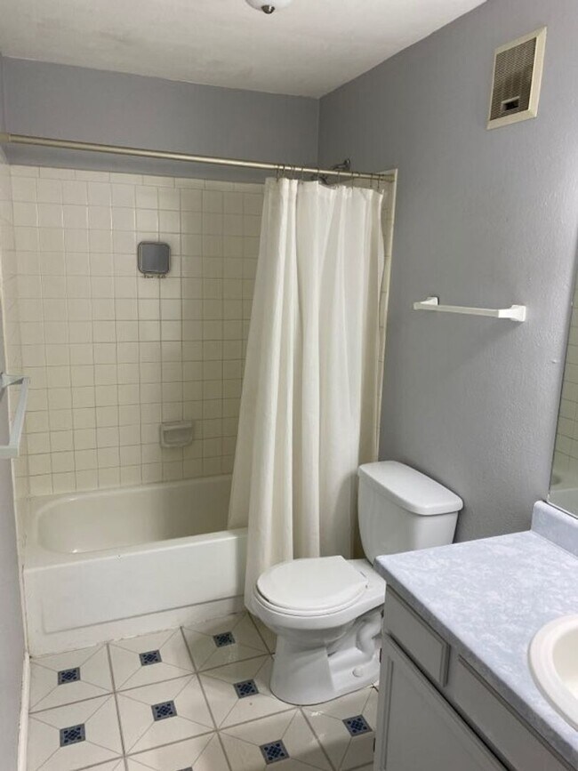 Building Photo - 2nd Floor 1bed/1bath with Laundry and Parking!