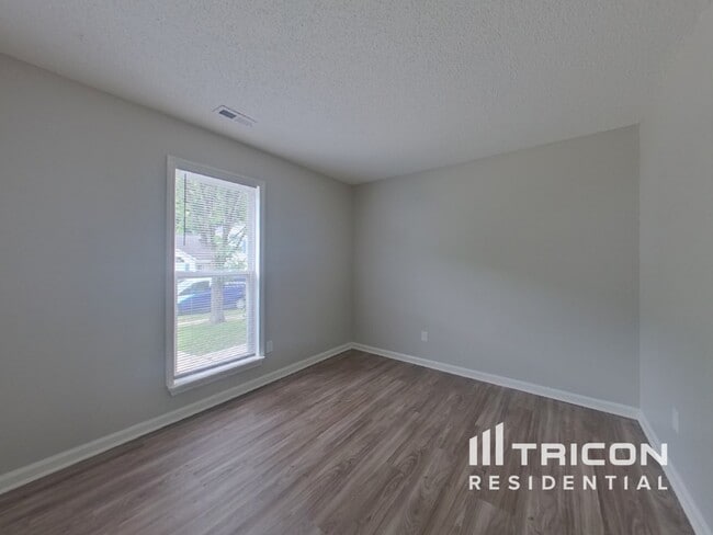 Building Photo - 2612 Fairstone Ave