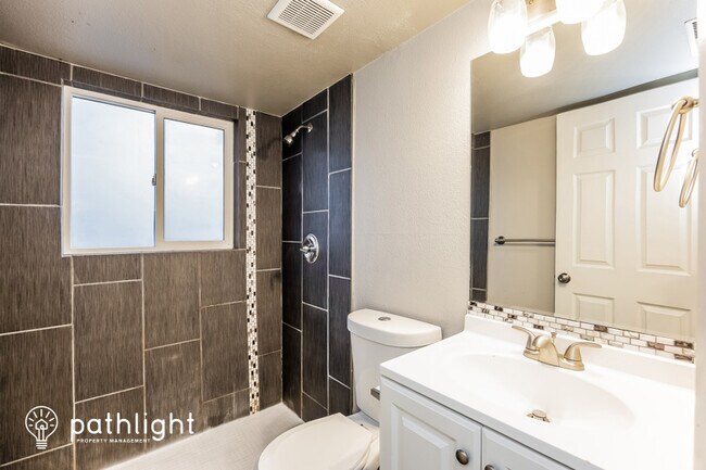 Building Photo - 4985 Montebello Dr