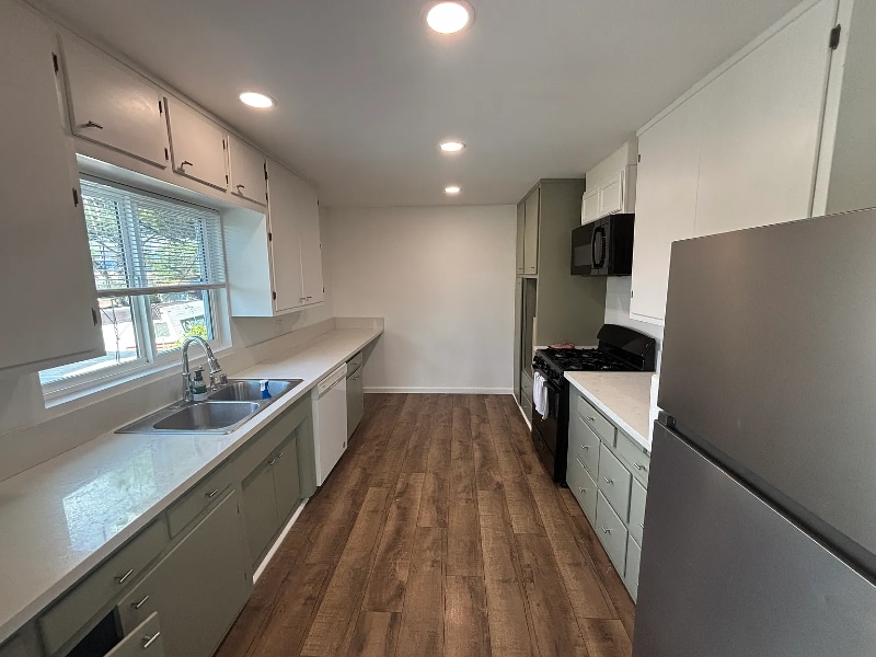 Building Photo - 118 W 8th Ave