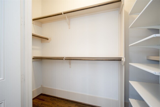 Building Photo - 842 W 22nd St
