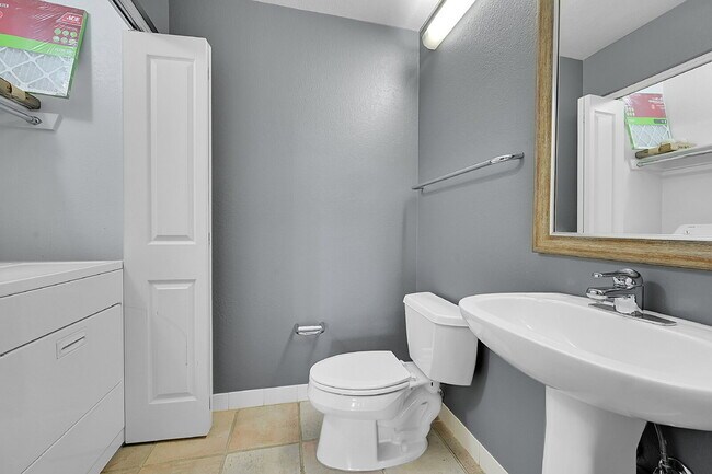Building Photo - $2,595.00, 1 bed, 1.5. bath located in Denver