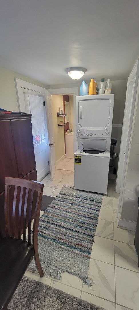 Building Photo - Charming 3 Bed / 2 Bath Home Just Minutes ...