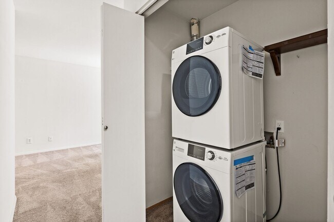 Building Photo - Modern 2-Bedroom Condo in Shoreline with Stylish Finishes