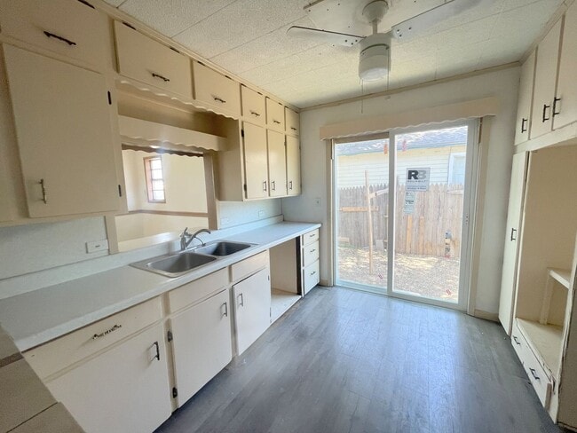 Building Photo - 2120 Canyon Dr