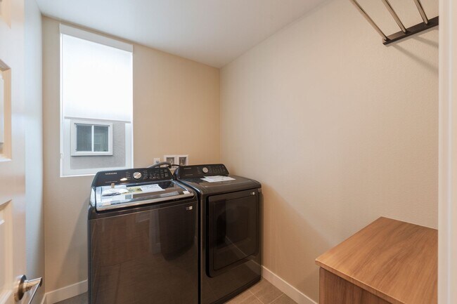 Building Photo - Newer townhome rental located in the gated One Seven Eight community!