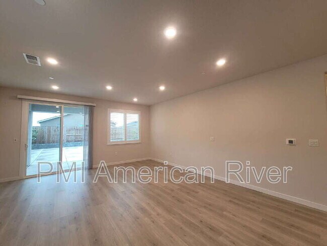 Building Photo - 5033 Rialto Dr