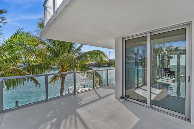 Building Photo - 9901 E Bay Harbor Dr
