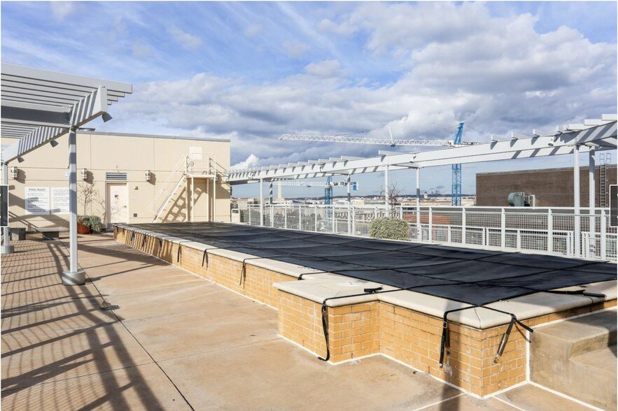Rooftop Pool - 1025 First St SE