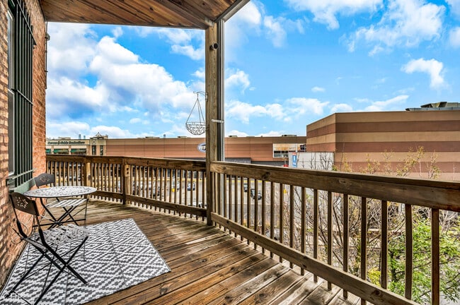 Building Photo - 2202 N Clybourn Ave