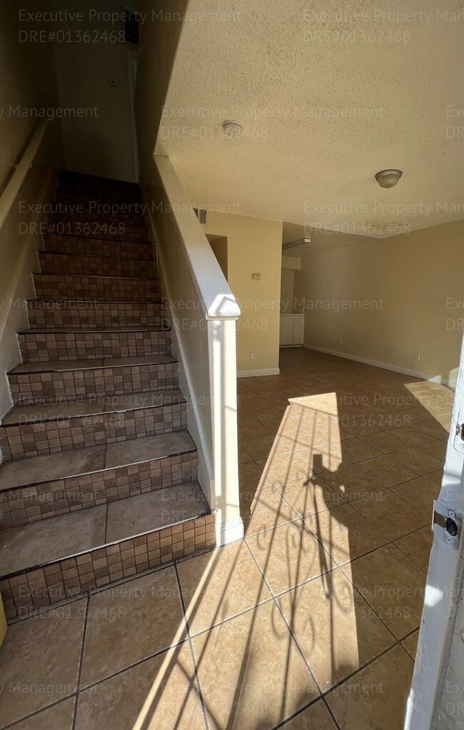 Building Photo - 2 bedroom, 1.5 bathroom townhouse.