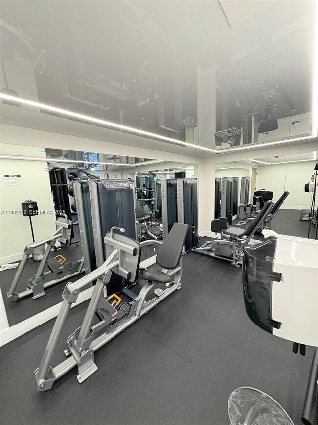 Building Photo - 340 Sunset Dr