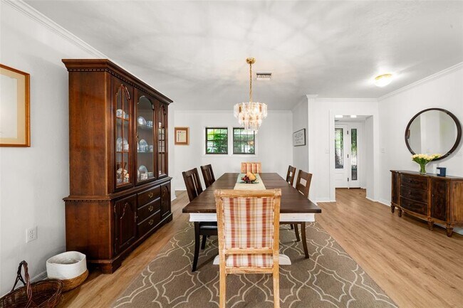 Building Photo - 2551 Lakeview Dr