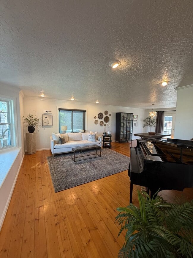 Building Photo - Beautiful 4 bedroom, 3 bathroom Home with a pool!!