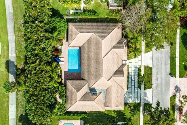 Building Photo - 3765 Kings Way