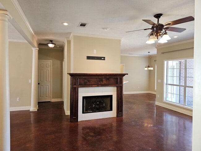 Building Photo - 132 Middlefield Dr