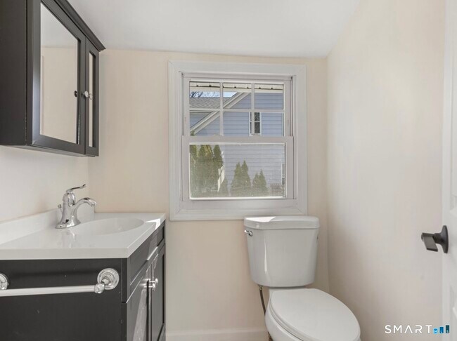 Building Photo - 709 Tunxis Hill Rd