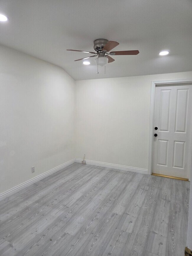 Building Photo - 4 Bedroom 2 baths remodeled home