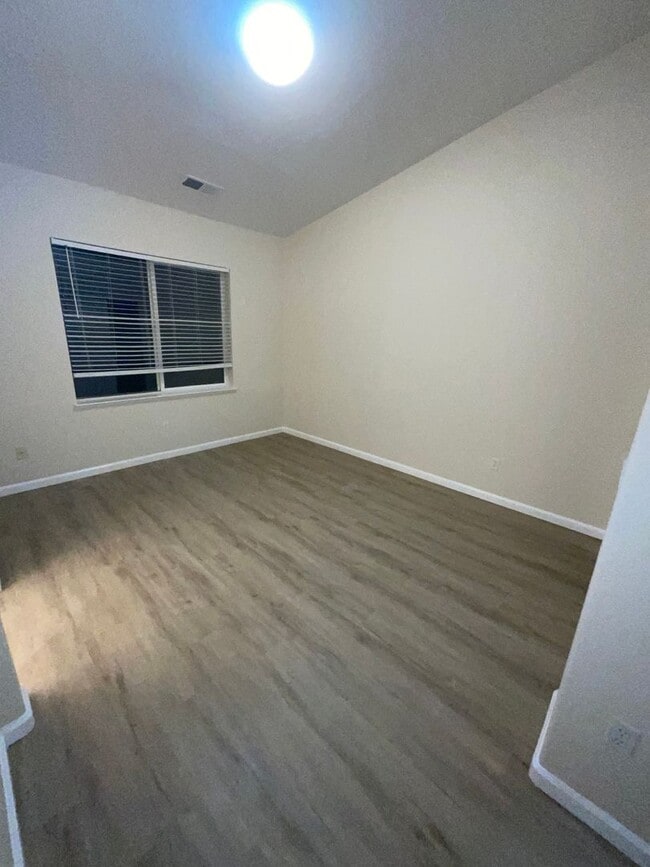 Building Photo - Adorable 3 bedroom with great location!