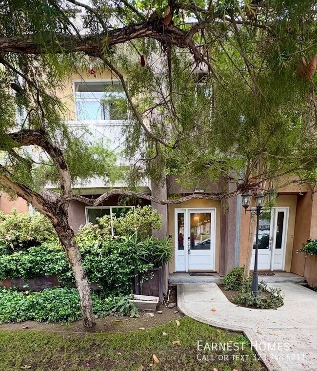 Building Photo - 11622 Oxnard St