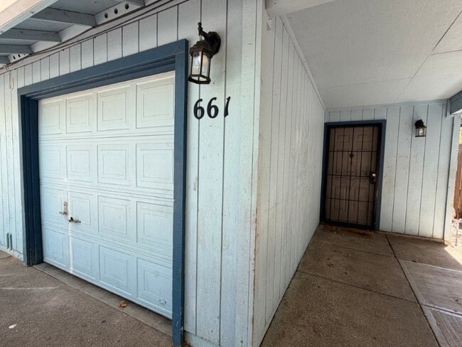 Building Photo - Beautifully Remodeled 3 Bed / 2 Bath Duplex – Walk to Downtown!