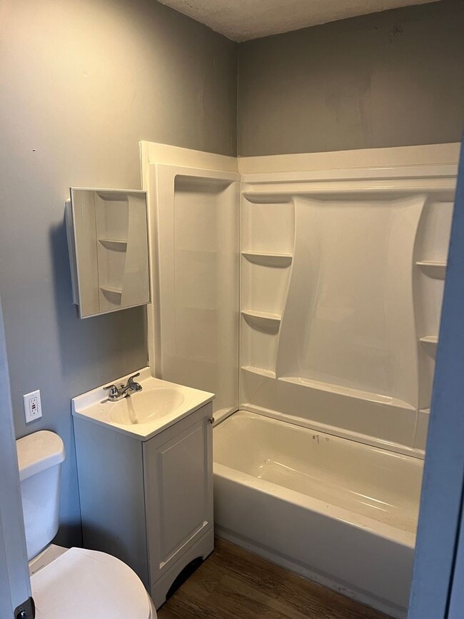 Building Photo - 3 Bed / 1.5 Bath Updated Home with Off-Street Parking!