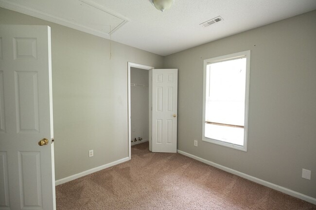 Building Photo - Charming 3 bedroom 2 bath ranch style home in Greensboro with covered front porch!