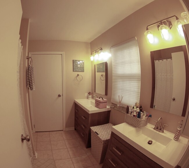 Building Photo - 420 Ascot Ln