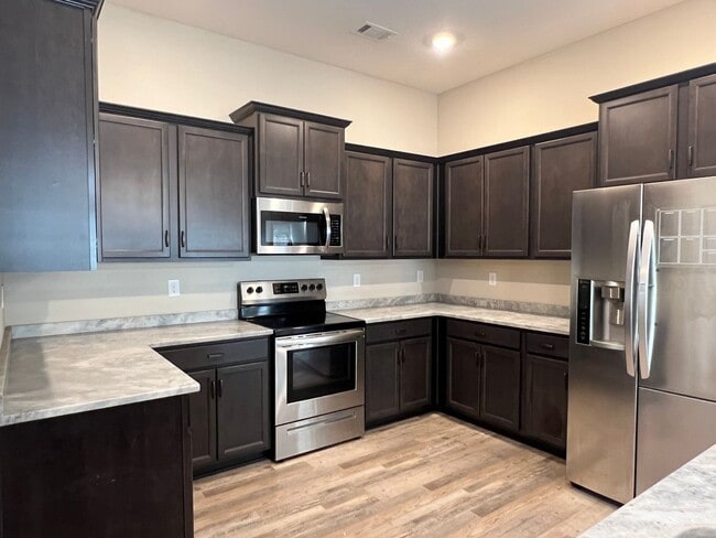 Building Photo - Beautiful Home that looks Brand New / First Full Month's Rent FREE with a 13 Month Lease!!