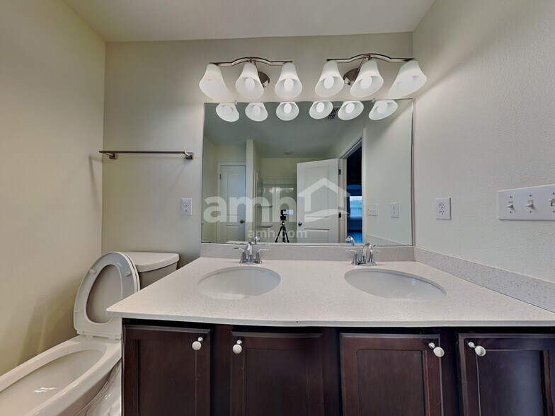 Building Photo - 20200 Calla Lily Dr