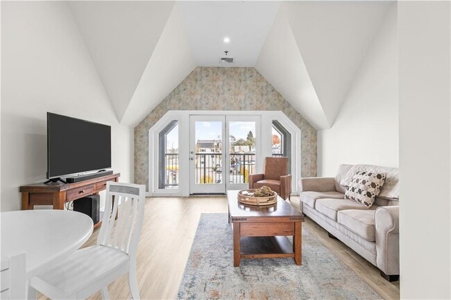 Building Photo - 580 Thames St