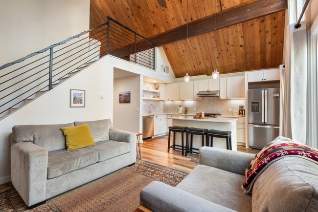 Building Photo - 319 Pine St