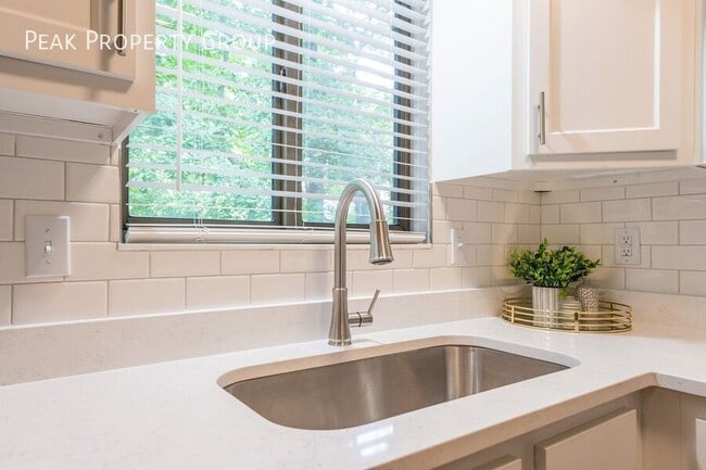 Building Photo - 3190 Griggsview Ct